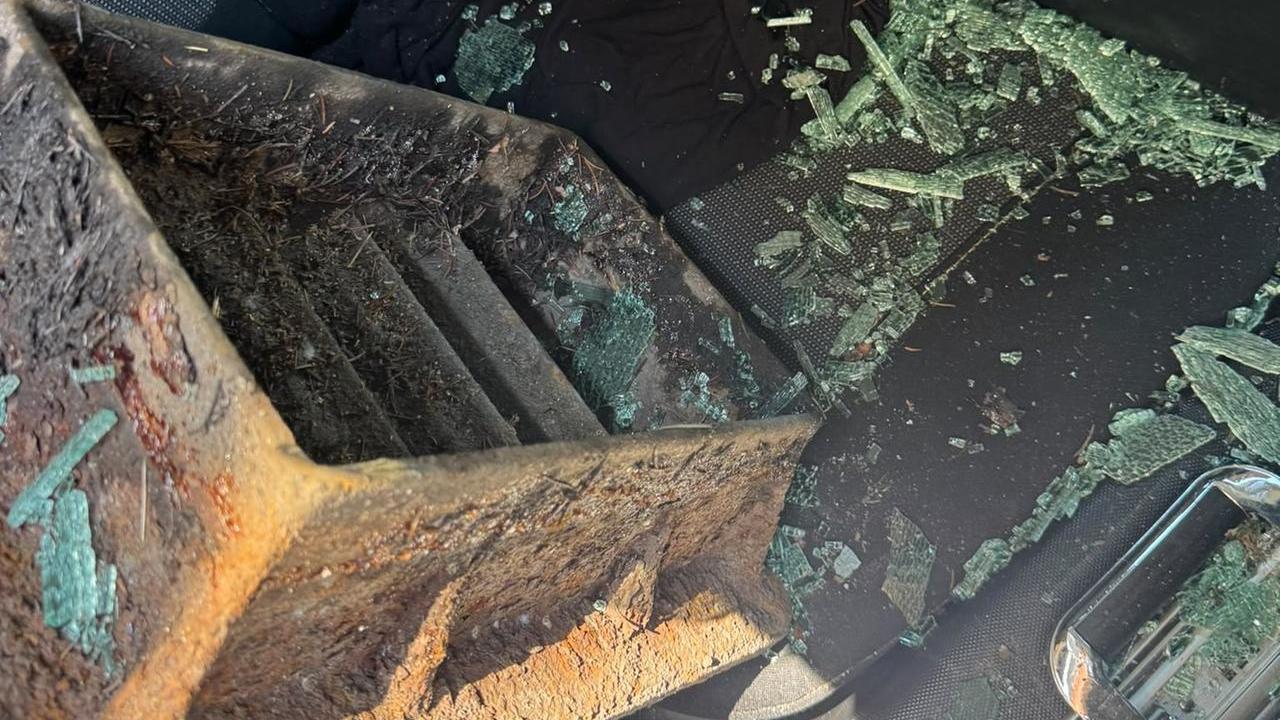 Spacca il vetro dell’auto con un tombino: «Ha rubato uno zaino, dentro solo vestiti»