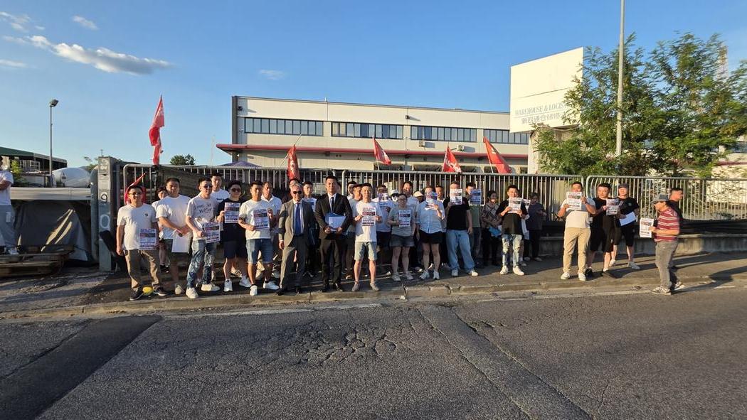 Gli imprenditori cinesi davanti alla Acca di Seano dopo lo sgombero del picchetto sindacale