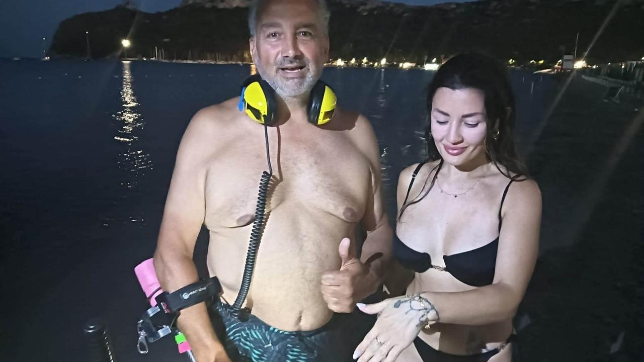 «Aiuto, ho perso la fede in mare»: nelle spiagge arrivano i cercatori di oggetti smarriti con metal detector