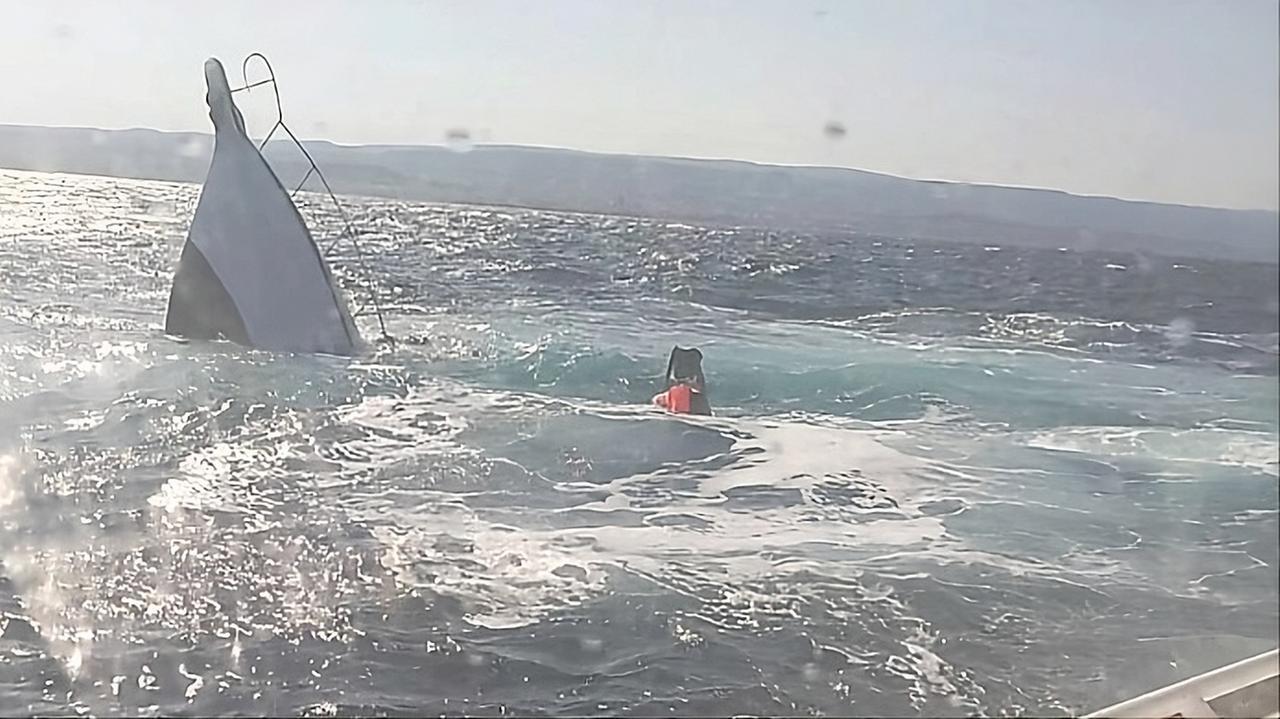 Paura ad Alghero, la barca affonda per il forte libeccio: un uomo salvato in extremis