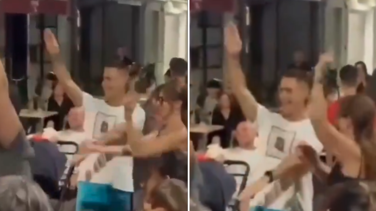 Vannacci e la moglie “accolti” da una band con Bella ciao: lei fa il dito medio, lui balla con le braccia tese – VIDEO