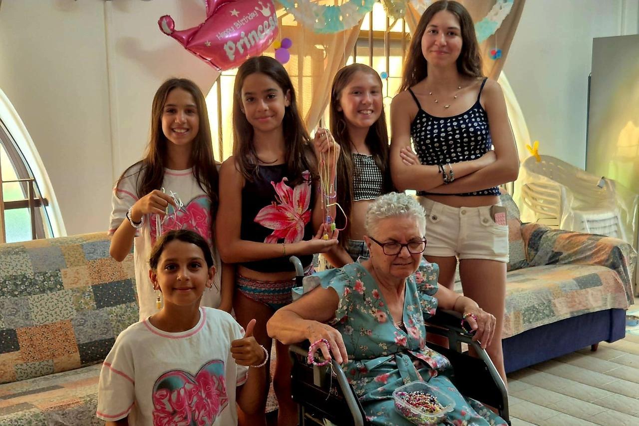 Lido Scacchi, nasce “Progetto Angelina”: le bambine si attivano per realizzare il sogno di un’anziana invalida