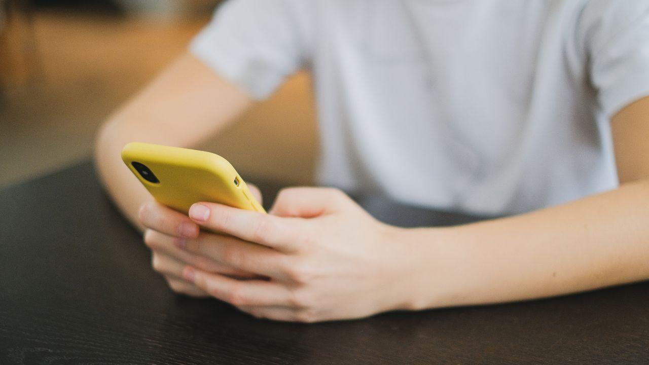 Livorno, prende a schiaffi la madre perché gli toglie il cellulare: arriva la polizia
