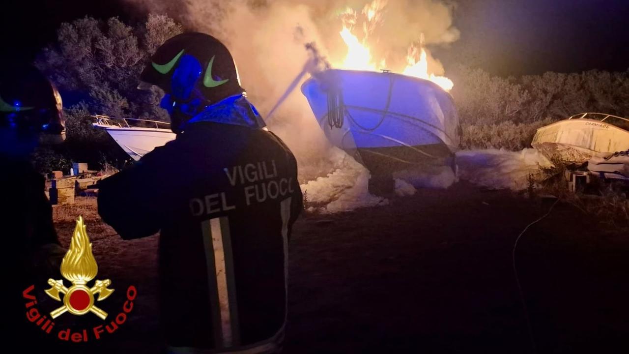 Fiamme in un rimessaggio, distrutta una imbarcazione da dieci metri
