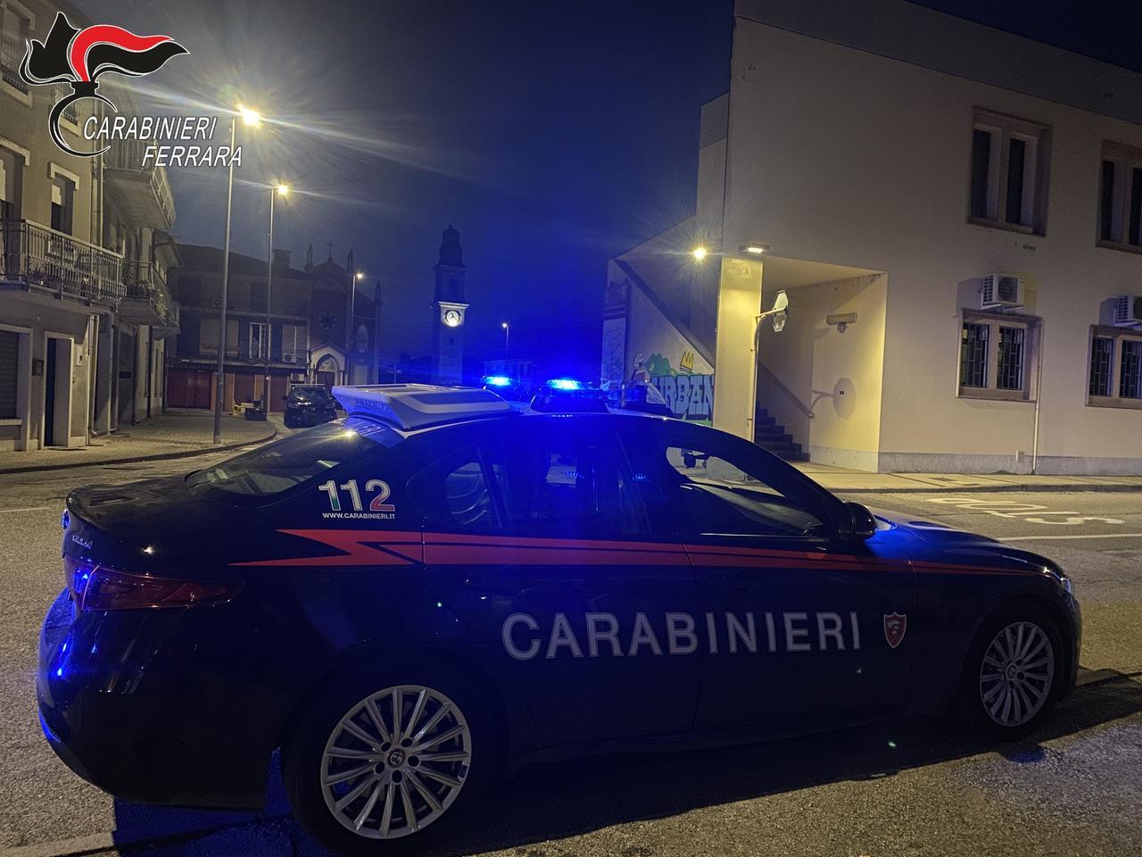 Berra, fugge al controllo e chiude la mano del carabiniere nel cancello di casa