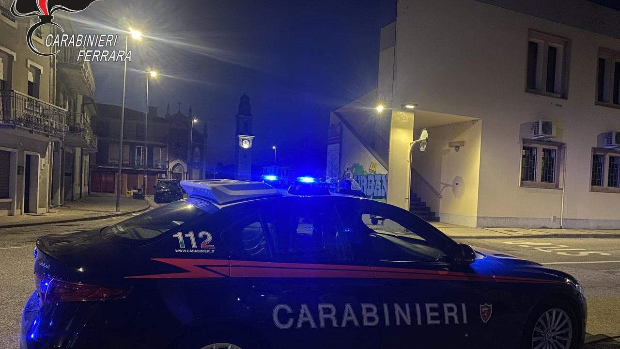 Berra, fugge al controllo e chiude la mano del carabiniere nel cancello di casa