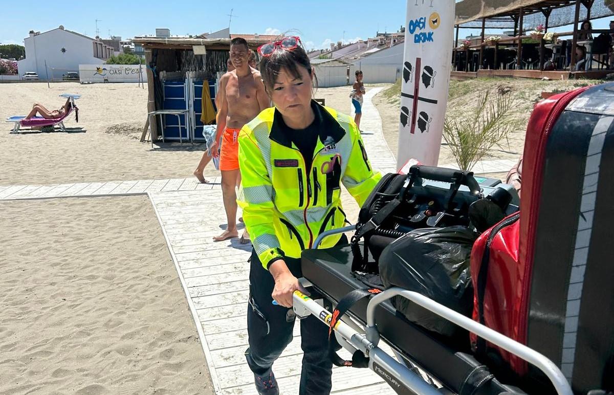 Turista colta da un malore in spiaggia a Lido Nazioni, salvata da due medici in vacanza