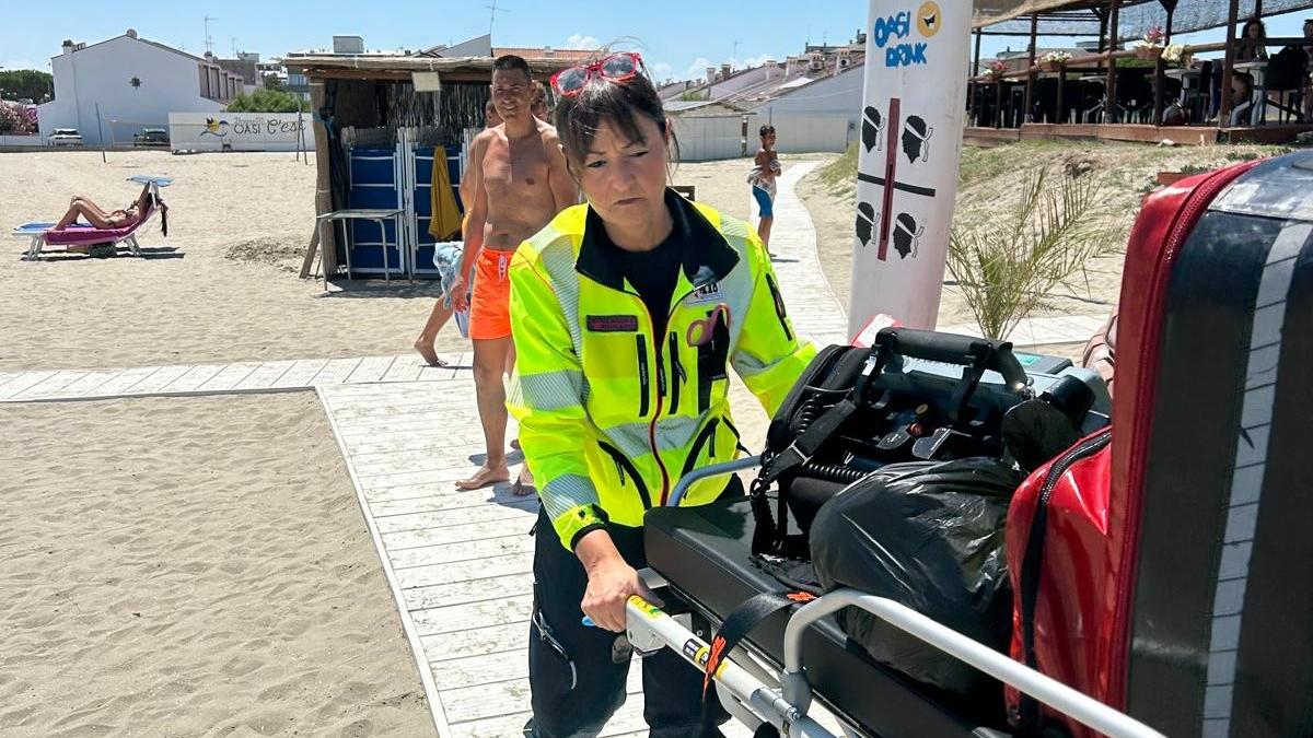 Turista colta da un malore in spiaggia a Lido Nazioni, salvata da due medici in vacanza