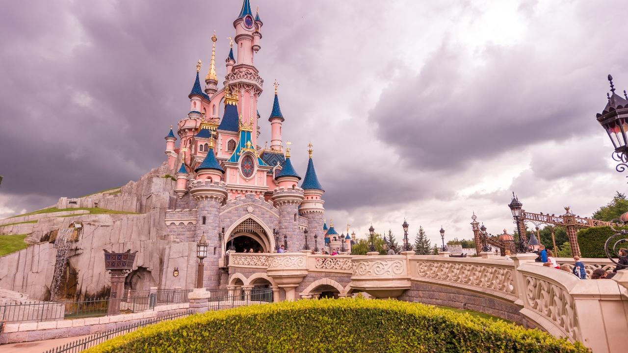 Disney assume nei parchi divertimento: stipendio da 16 euro l’ora – Come candidarsi subito