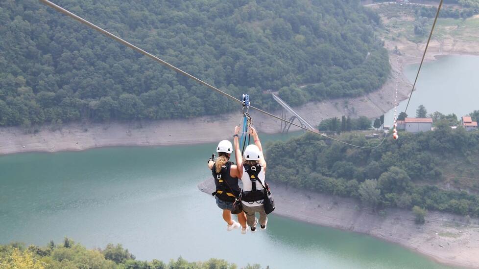 Lo Zip Line è un cavo d’acciaio, legato a una struttura