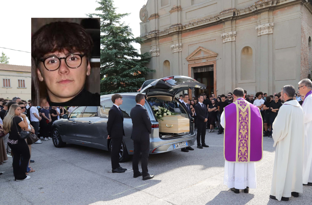 Ro abbraccia Matteo, in 500 per l’ultimo saluto al 22enne scomparso tragicamente