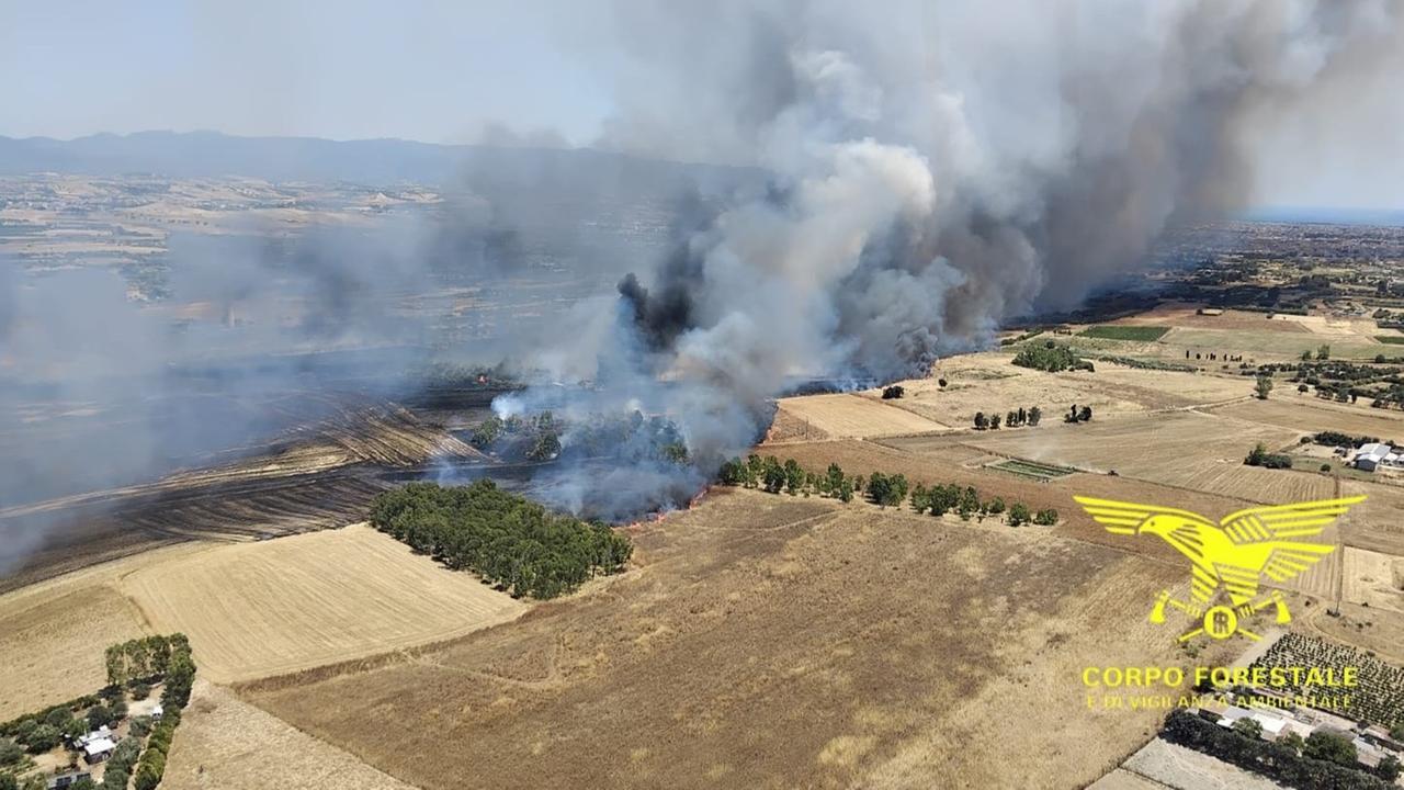 Emergenza incendi, giornata di fuoco in tutta l’isola: in volo Canadair, Super Puma ed elicotteri