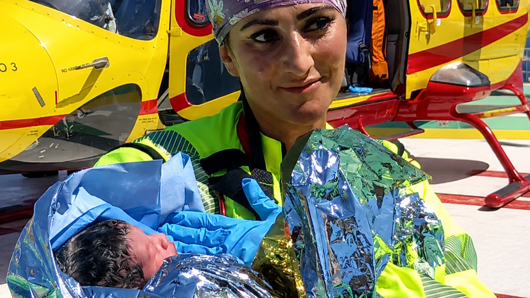 Non c’è tempo per l’ospedale, la piccola Larissa nasce a bordo dell’elisoccorso: la storia