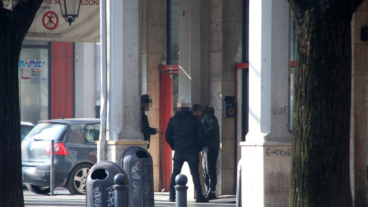Zona stazione, i residenti: «L’ordinanza antibivacco ha peggiorato la situazione». E l’assessore Prandi non si presenta all’incontro