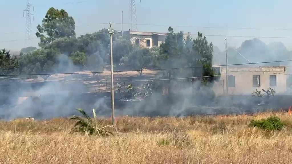 Vasto incendio minaccia le case, diverse persone evacuate: in volo elicotteri e Canadair