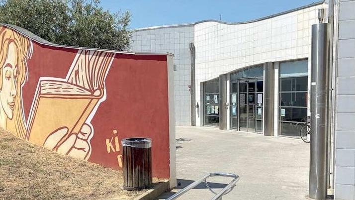 L’esterno della biblioteca comunale (foto d’archivio)