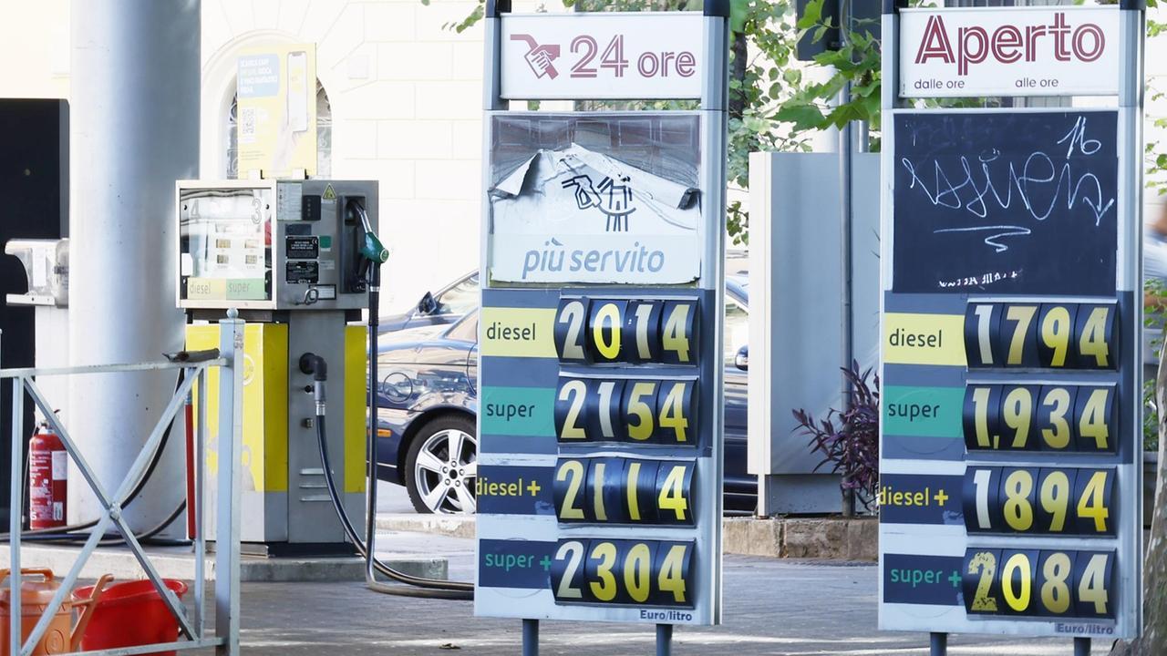 Caro carburanti, benzina e diesel volano: stangata da oltre 330 euro a famiglia- La denuncia