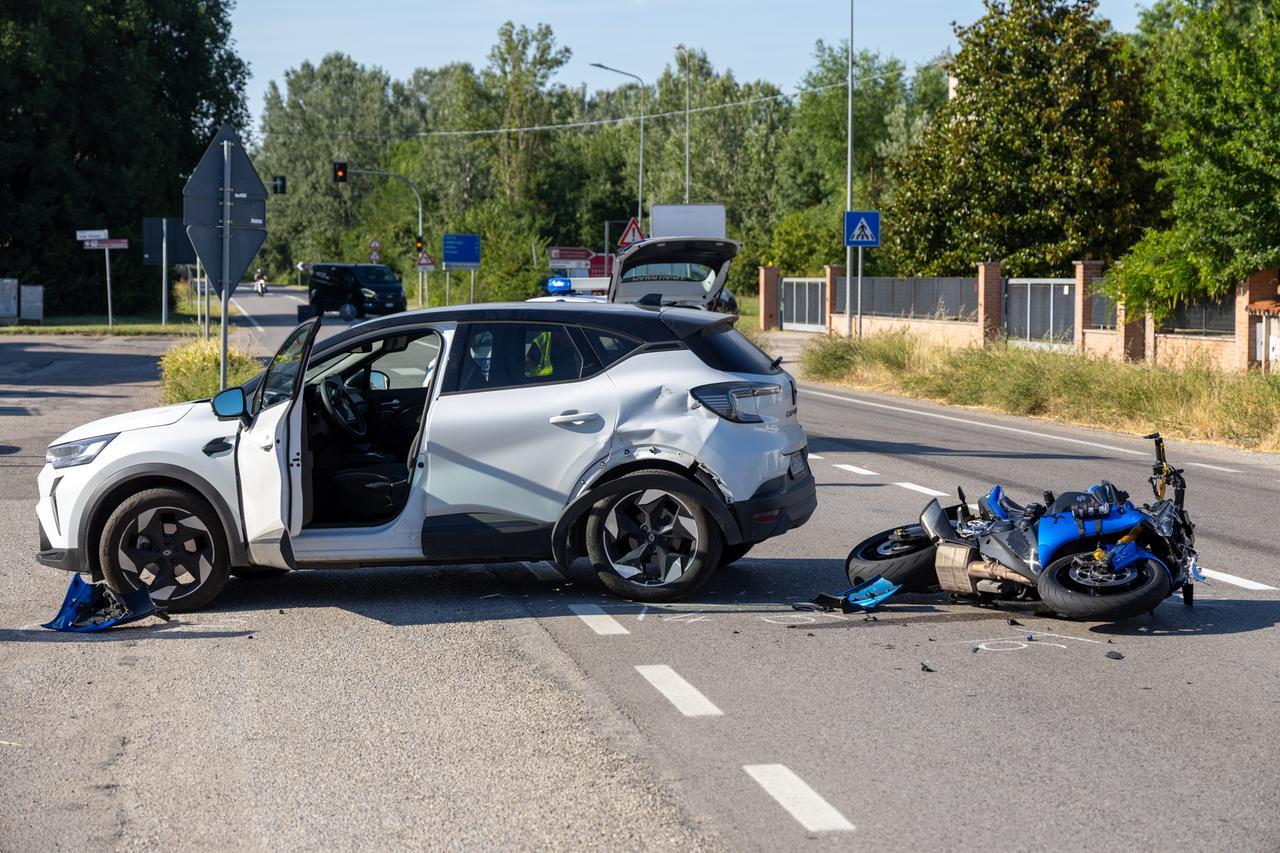 Colpisce l’auto che sta svoltando, incidente a Copparo e motociclista in ospedale