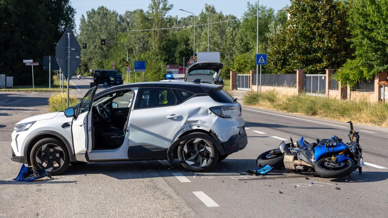 Colpisce l’auto che sta svoltando, incidente a Copparo e motociclista in ospedale