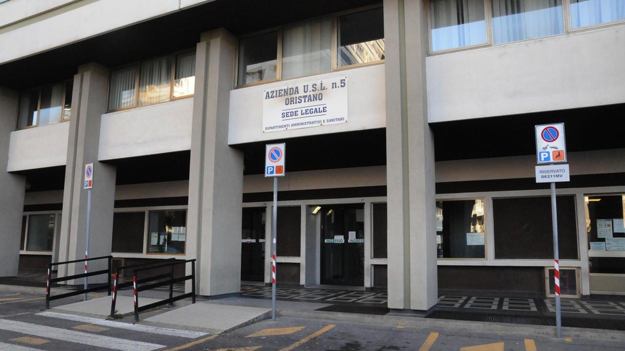 Ingresso della Asl 5 in via Carducci a Oristano