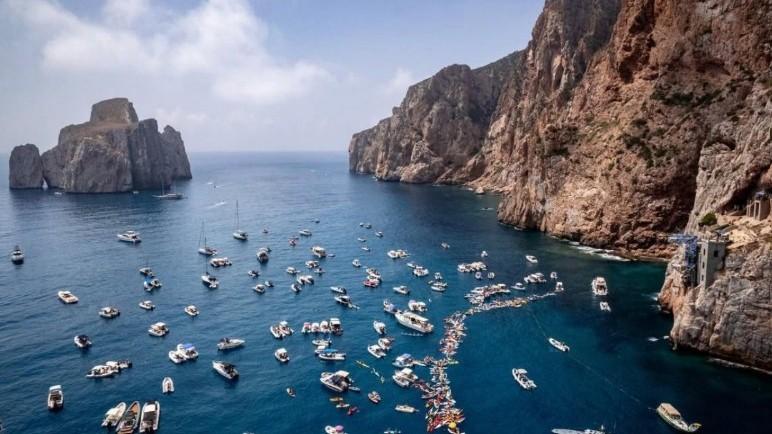 A Porto Flavia va in scena la coppa mondiale di tuffi dalle grandi altezze, lo scenario è da cartolina
