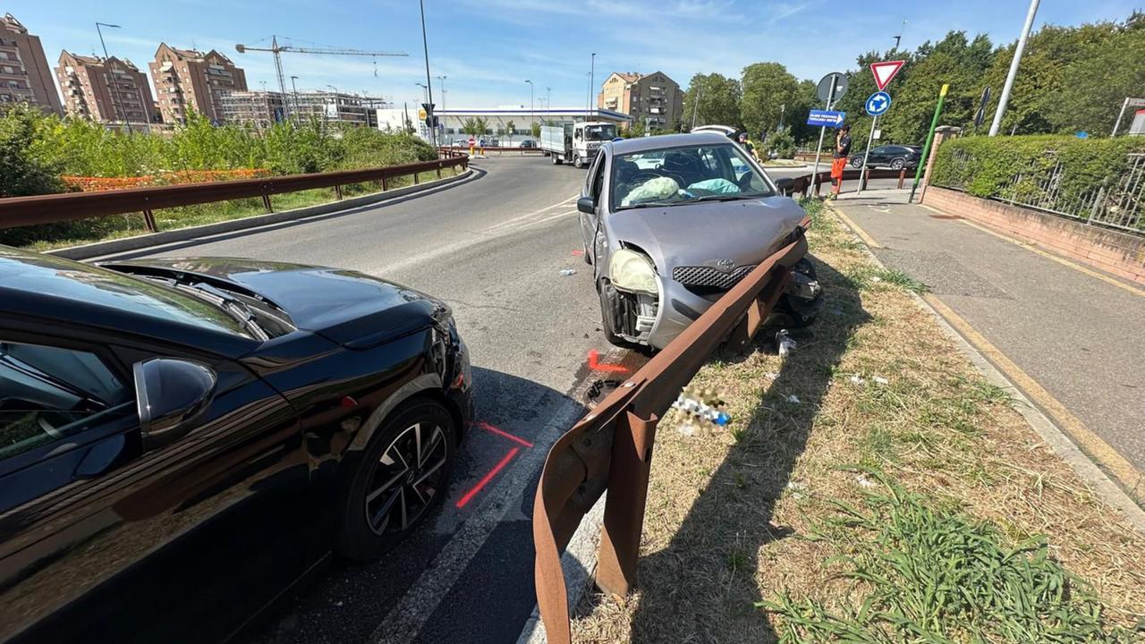 Si schiantano con l’auto rubata e poi fuggono: «Erano in quattro, sono usciti dai finestrini»