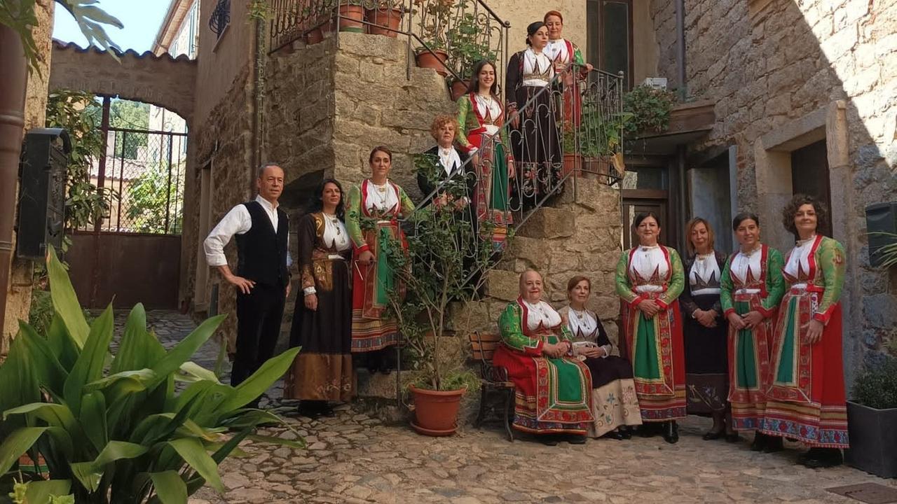 Il Coro femminile Eufonìa di Gavoi con il maestro Mauro Lisei