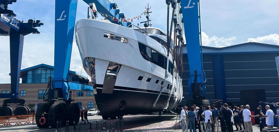 Viareggio, Azimut stabilisce il record col nuovo superyacht: 44 metri, sistema “Mild Hybrid” e «aspetto sportivo» – Tutti i dettagli
