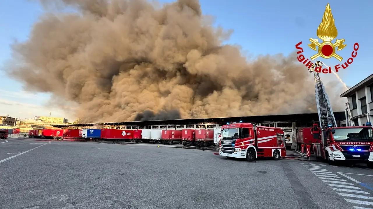 Maxi incendio nel deposito Bartolini, esplosioni e nube nera su Milano: distrutti migliaia di pacchi