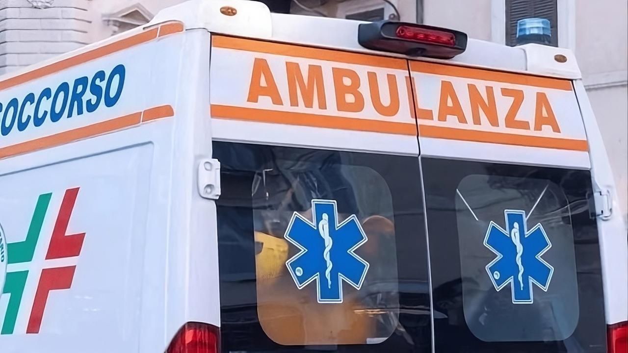 La nonna fa retromarcia in auto e travolge il nipote: morto un bimbo di un anno e mezzo