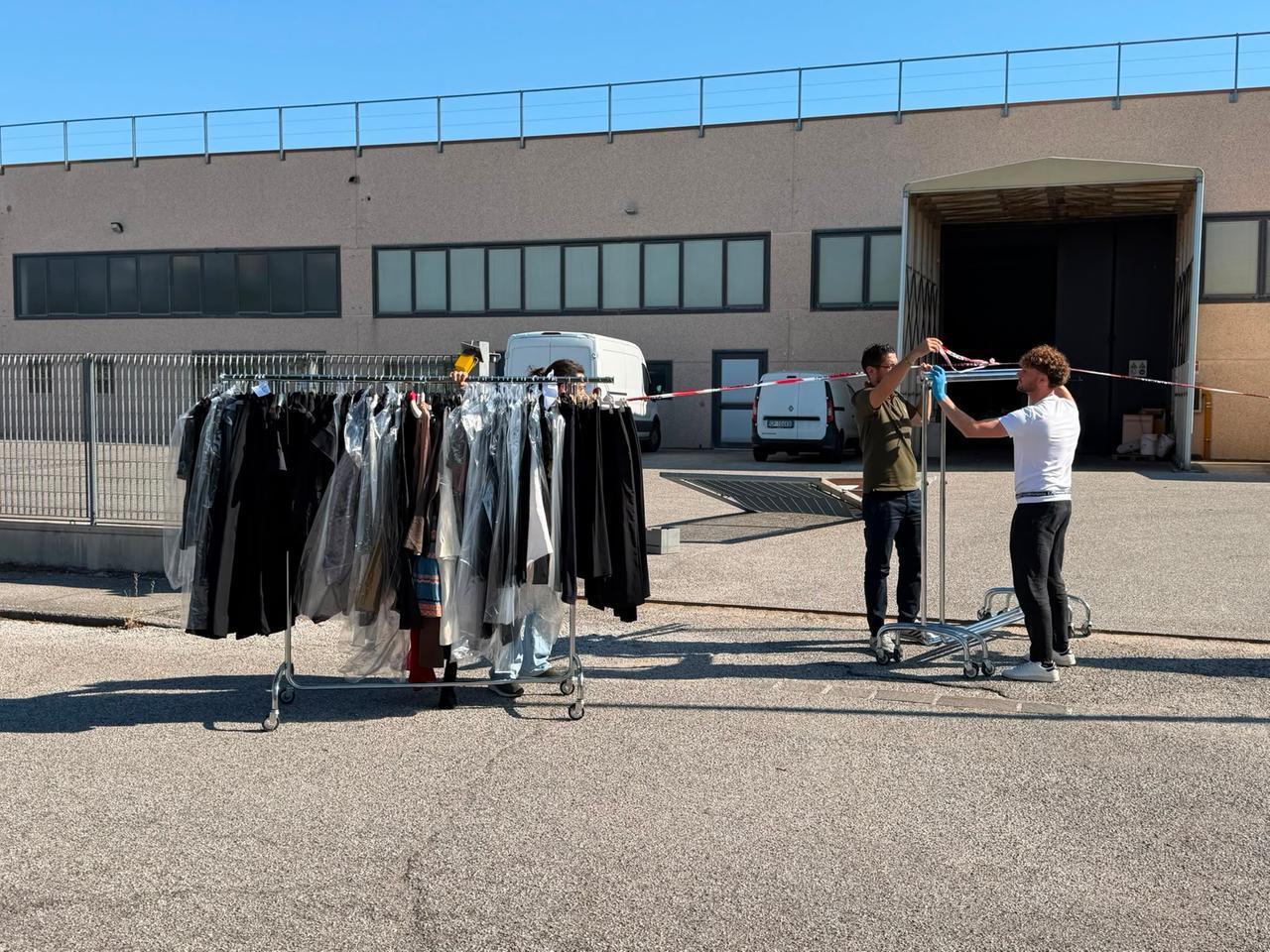 Ferrara, tentano di rubare vestiti di alta moda: i carabinieri recuperano la refurtiva