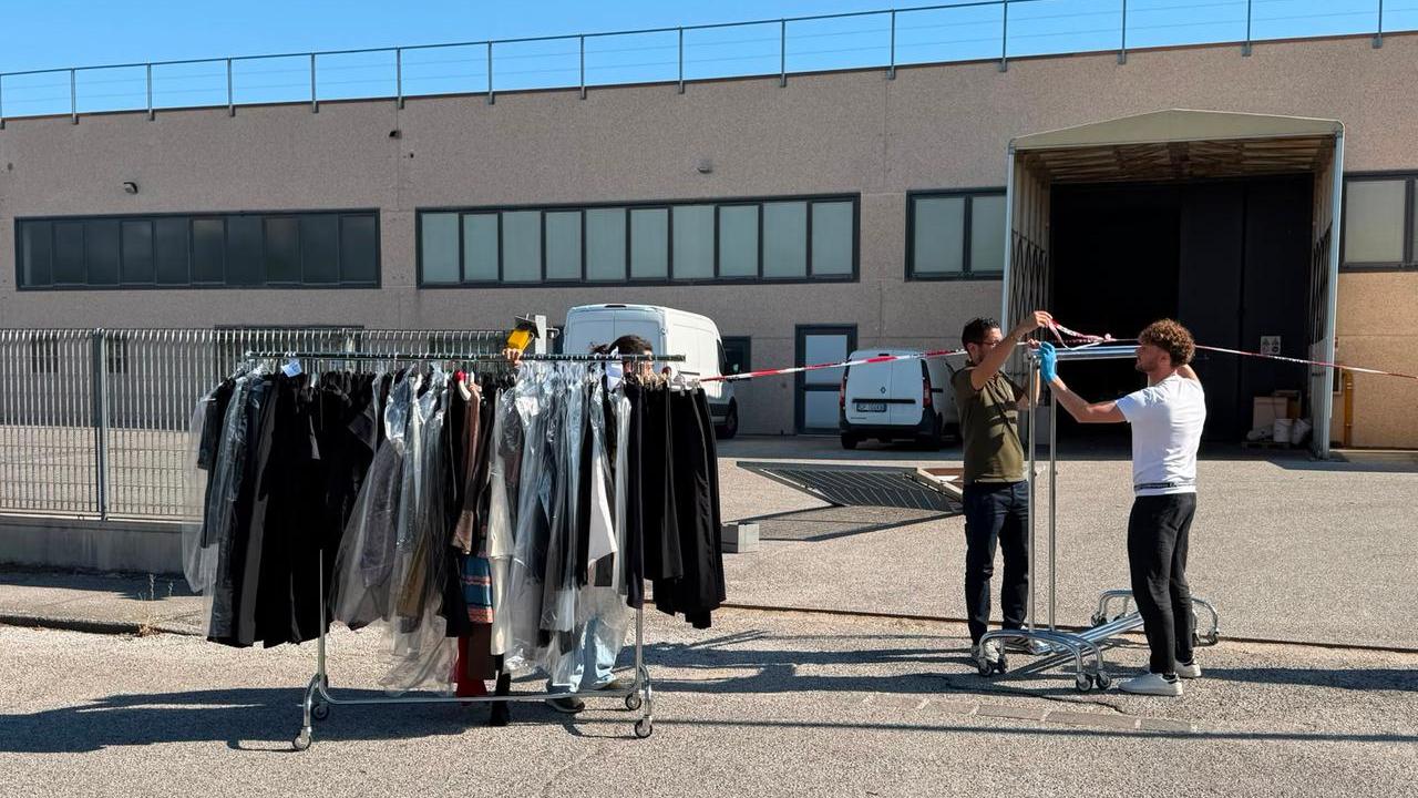 Ferrara, tentano di rubare vestiti di alta moda: i carabinieri recuperano la refurtiva