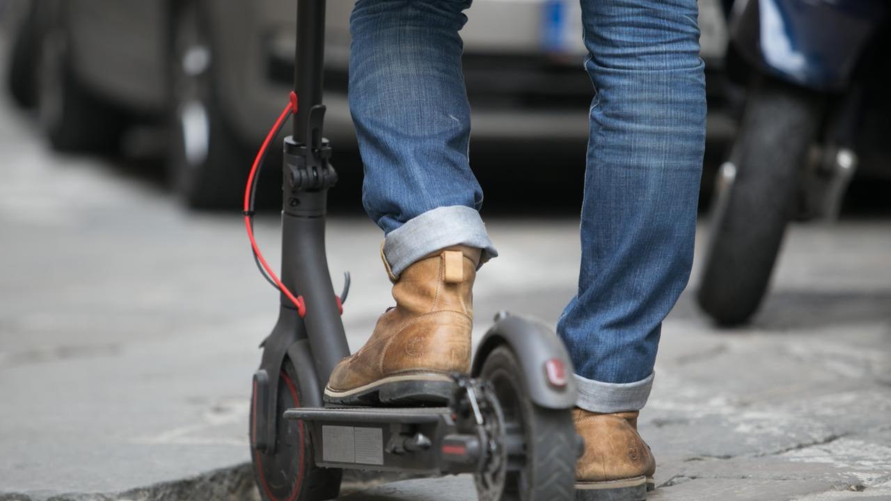 Ferrara, malviventi in fuga sui monopattini elettrici: cadono e scattano le denunce