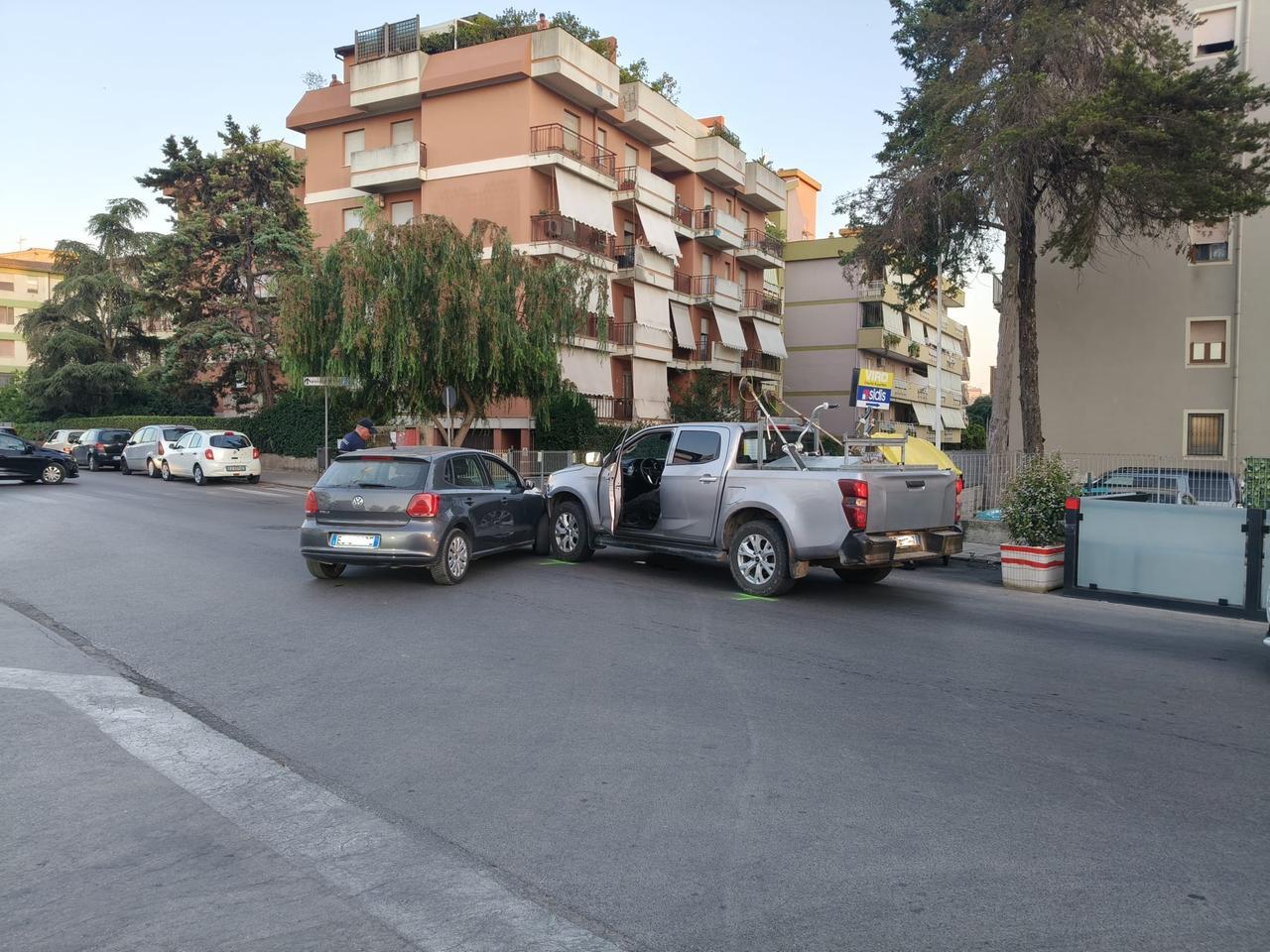 Sassari, scontro all'incrocio tra via Luna e Sole e via Parodi