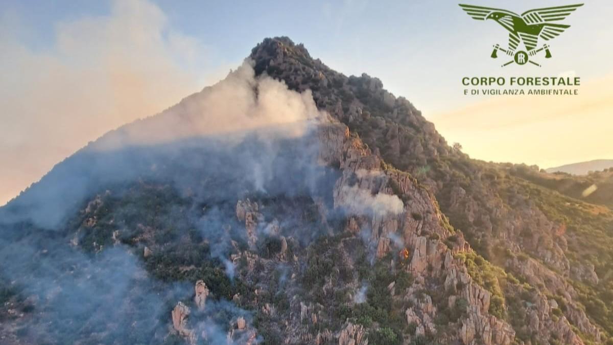 Allarme incendi, altra giornata di fuoco nell’isola: elicotteri in volo già dalle prime ore del mattino