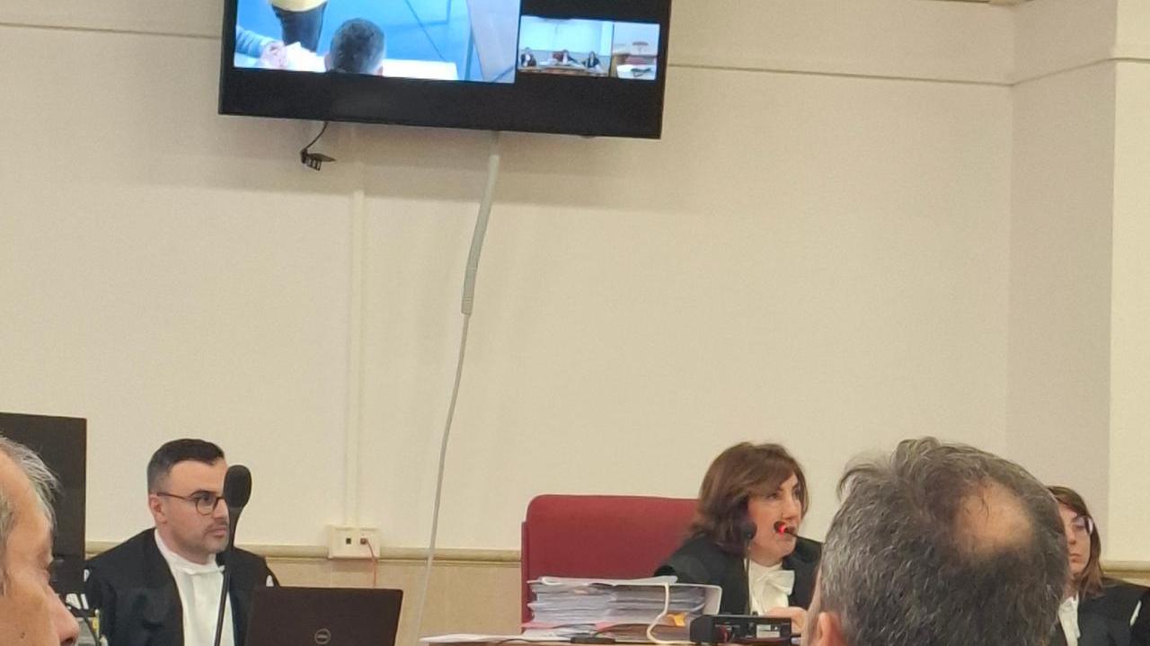 Un momento dell'udienza dell'ex boss della mafia garganica Marco Raduano nel tribunale di Nuoro