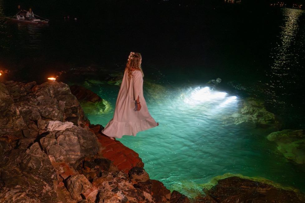 Elba, mille fiaccole per L’Innamorata: dove nasce la leggenda e come si rievoca