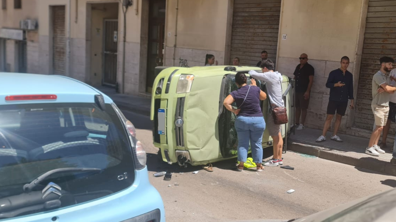 Paura a Sassari: perde il controllo dell’auto, investe un ragazzo e si ribalta