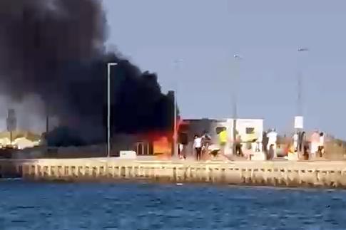 Lido Estensi, incendio ai bagni chimici: fumo visibile fino a diversi chilometri di distanza