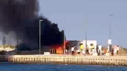 Lido Estensi, incendio ai bagni chimici: fumo visibile fino a diversi chilometri di distanza
