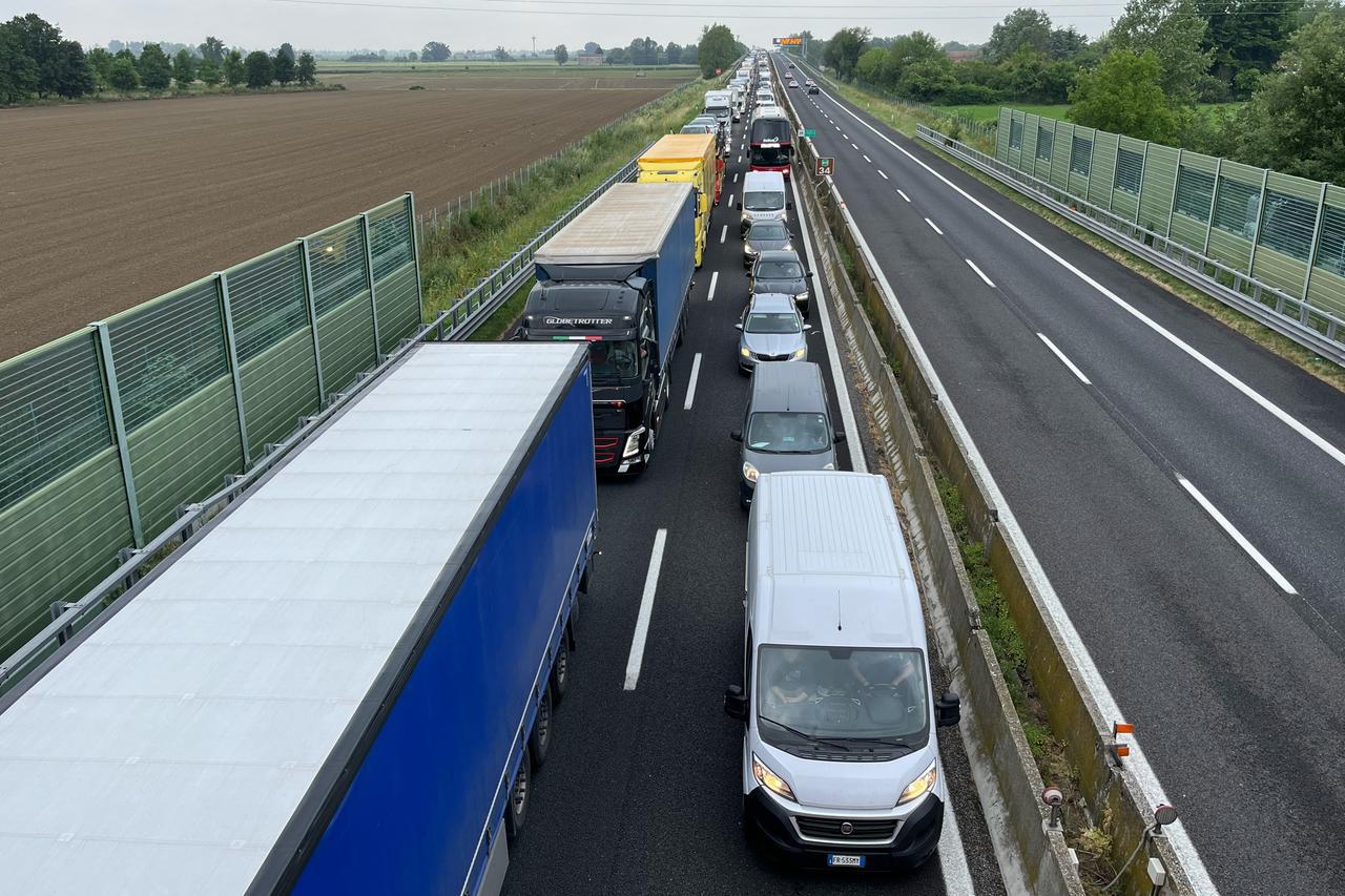Camion ribaltato in A13, code all’altezza di Altedo in direzione Bologna