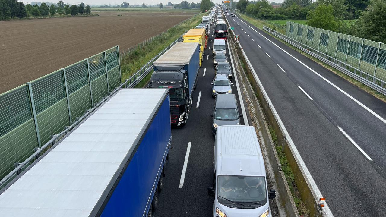 Camion ribaltato in A13, code all’altezza di Altedo in direzione Bologna