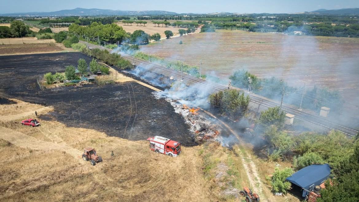 L'incendio tra La Cinquantina e Palazzi (Foto Gianfranco Ronconi)