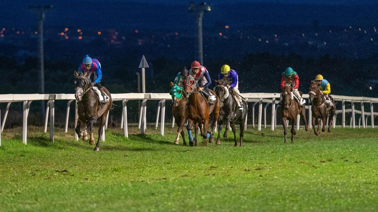 Sassari una gara di galoppo all'Ippodromo Pinna