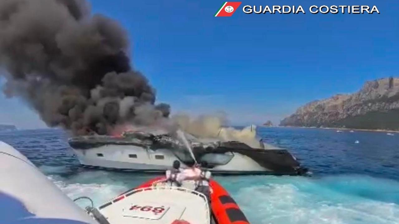 Barca in fiamme a Tavolara, avviate le misure a tutela dell’ambiente marino