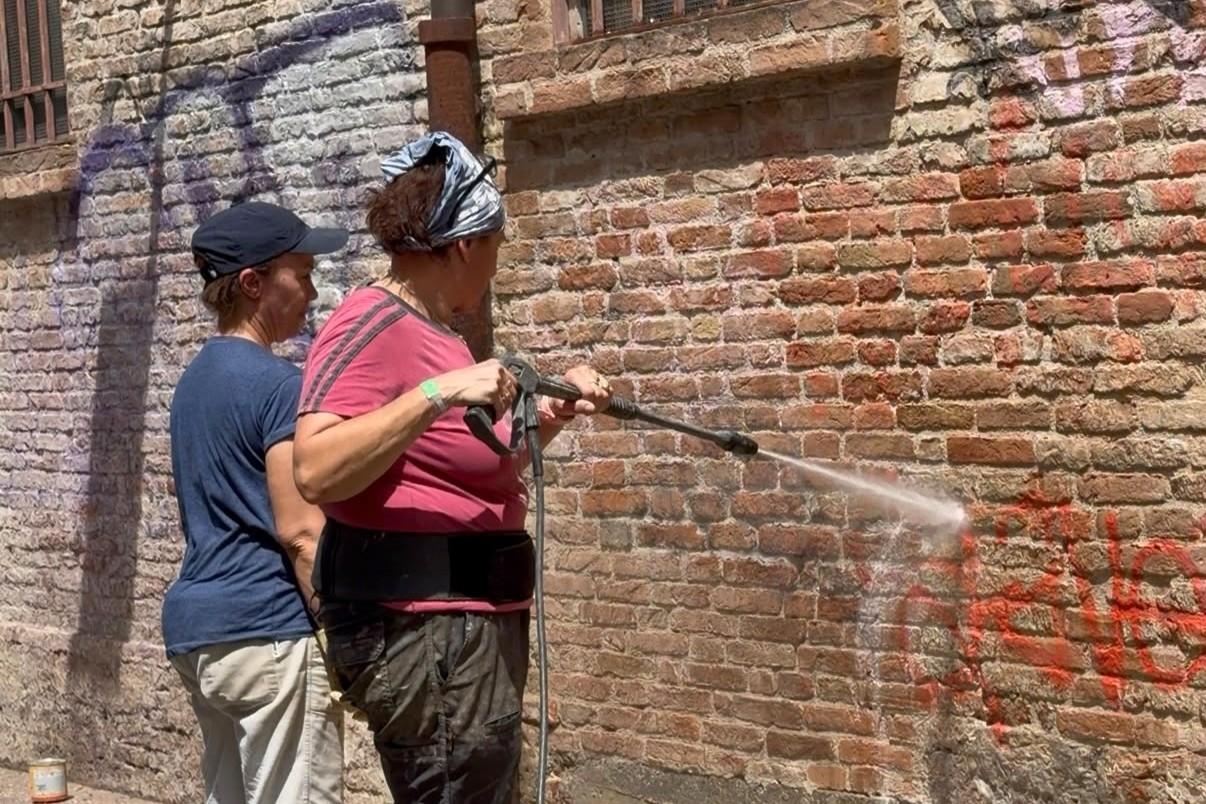 Ferrara, via graffiti e scritte dal centro: c’è il piano di pulizia per quindici aree