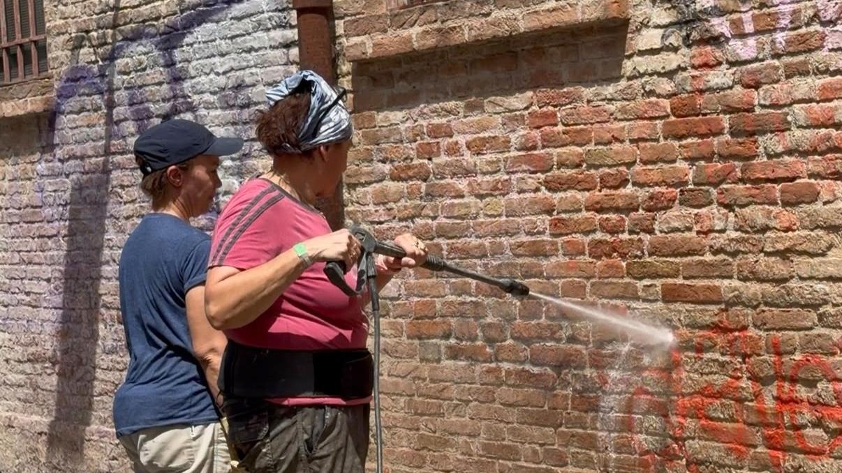 Ferrara, via graffiti e scritte dal centro: c’è il piano di pulizia per quindici aree