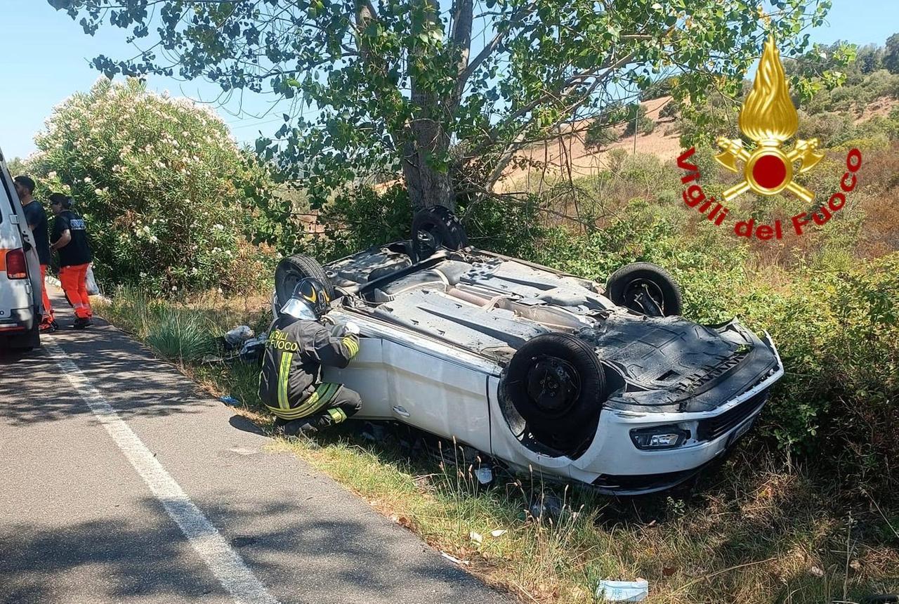 Alghero, esce di strada sulla strada per Uri e si schianta a un albero: in ospedale una donna