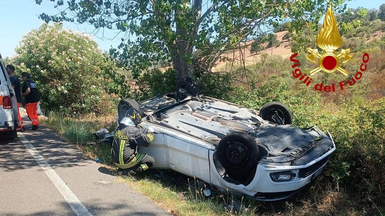 Alghero, perde il controllo dell’auto e si schianta a un albero: una donna in ospedale
