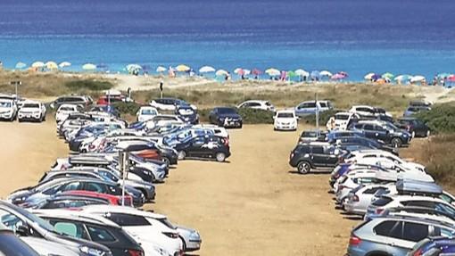 Stintino, stop alla sosta selvaggia intorno alla spiaggia: ecco le nuove regole